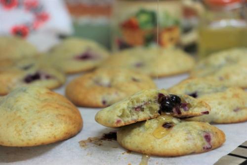 Творожные оладьи с ягодами в духовке