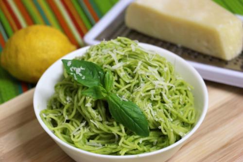 Спагетти с соусом из авокадо и базилика