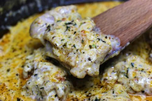 Куриные окорочка в сливочном соусе с вялеными томатами