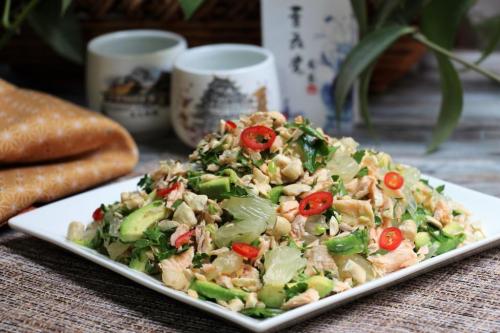 Салат с лососем, помело и авокадо