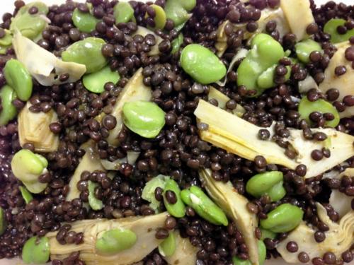 Салат из черной чечевицы и артишока