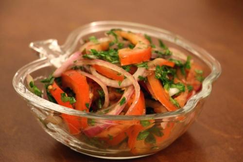 Салат с помидорами и фиолетовым луком