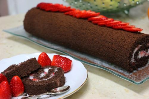 Шоколадный рулет с клубникой