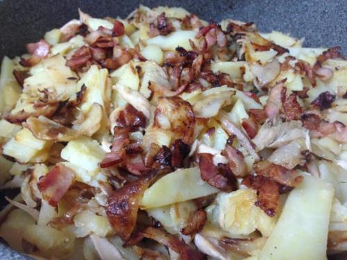Жареная картошка с мясом и беконом (по-азиатски)