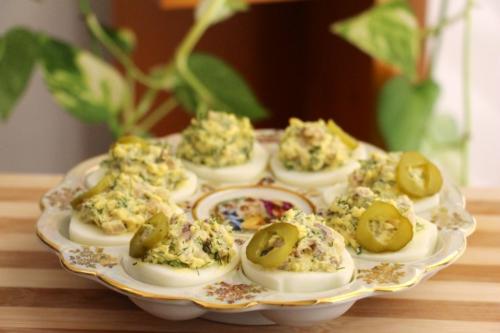 Фаршированные яйца с селедкой