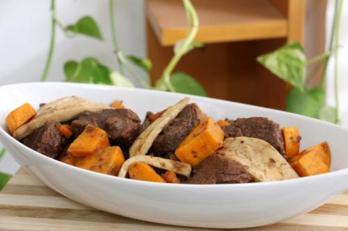 Жаркое из телятины с белым вином, грибами и малиновым вареньем