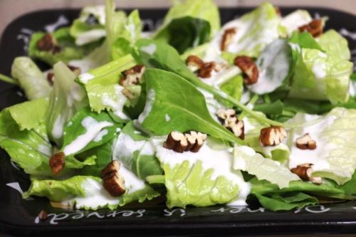 Зеленый салат с йогуртовой заправкой и голубым сыром