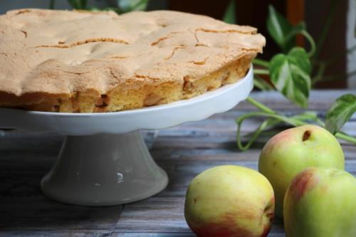 Самая простая шарлотка с яблоками