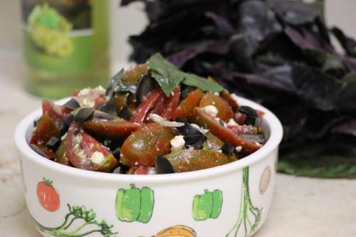 Салат из помидоров, феты и оливок