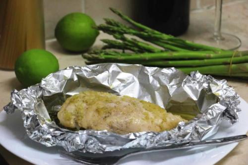 Запеченная куриная грудка со спаржей в медовом соусе