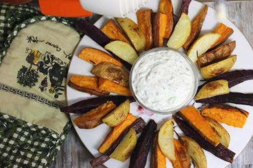 Разноцветный запеченный картофель со сметанным соусом