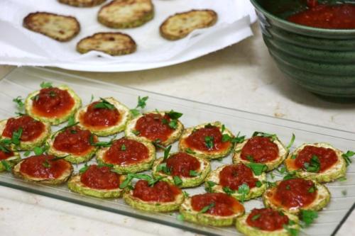 Жареные кабачки с томатным соусом