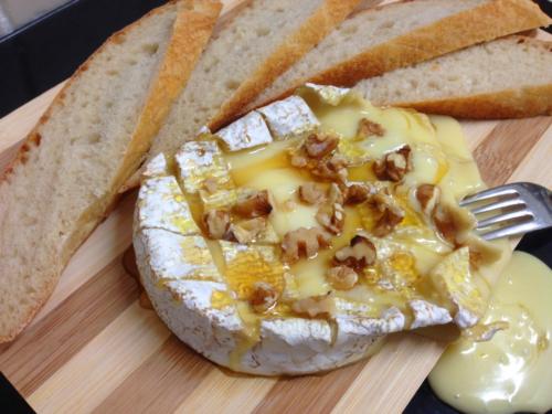 Запеченный камамбер с медом и орехами