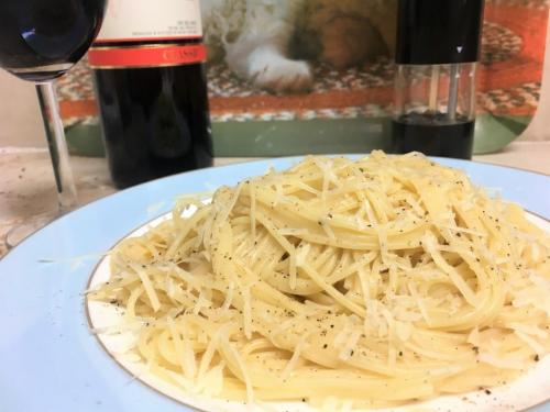 Спагетти с черным перцем и сыром