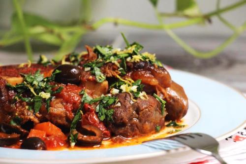 Оссобуко с пивом, оливками и томатами