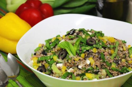 Гречка с проростками, тунцом и оливками