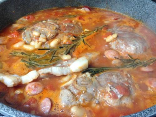 Свиные стейки с фасолью и чоризо в томатном соусе