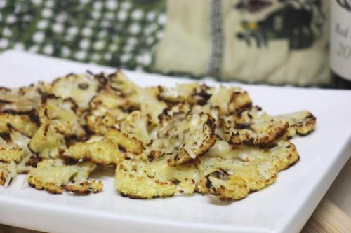 Чипсы из цветной капусты с пармезаном