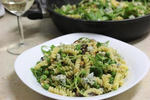 Паста с запеченным луком, грецкими орехами и голубым сыром