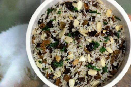 Бурый рис с изюмом, клюквой и миндальными орехами