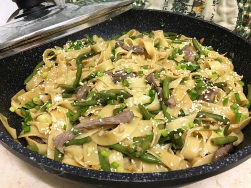 Стир-фрай из говядины с яичной лапшой