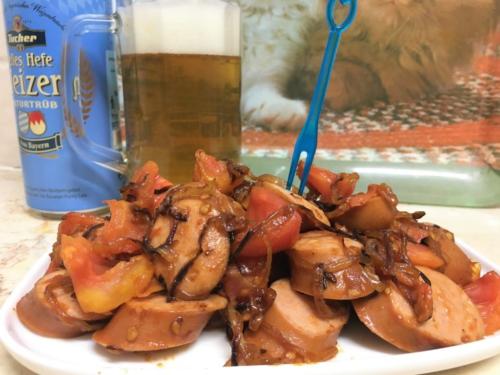 Сосиски с жареным луком и помидорами