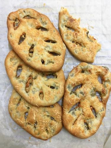 Фугасс, француская лепешка с оливками и пармезаном