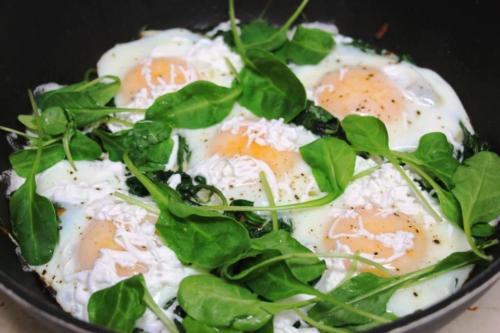 Шакшука со шпинатом