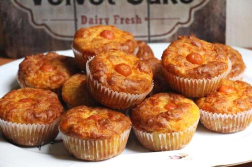 Сырные маффины с сосисками