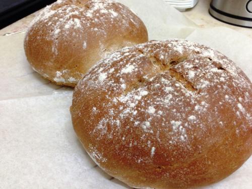 Ржаной хлеб с полбой, грушами и грецкими орехами