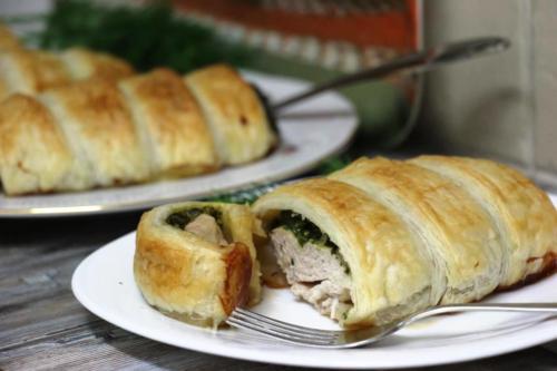 Куриные грудки в слоеном тесте с соусом песто