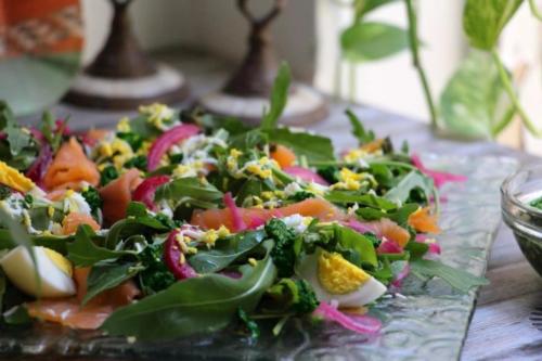 Зеленый салат с лососем, яйцами и соусом песто