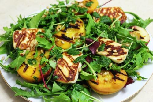 Салат с персиками и халуми на гриле