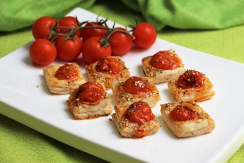 Тарталетки из слоеного теста с помидорами шерри