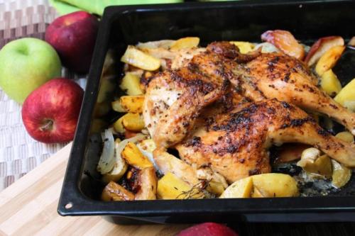 Курица, запеченная с яблоками и картофелем