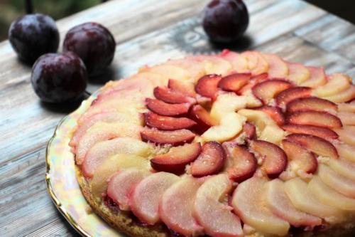 Осенний перевернутый пирог с грушами и сливами