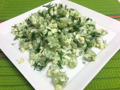 Легкий салат с виноградом, огурцом и яйцами