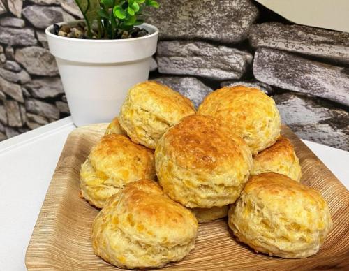 Сырные сконы