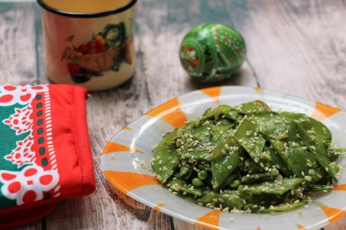 Молодой зеленый горошек с чесноком и кунжутом