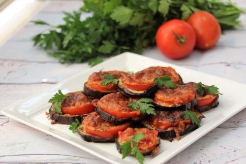Баклажаны, запеченные с помидорами и сыром