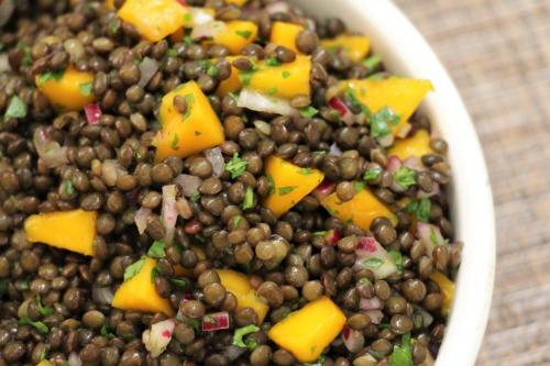 Салат из черной чечевицы и манго
