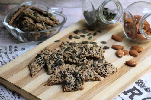 Крекеры из спельты и орехов с семечками