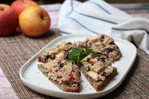 Тосты с тунцом и яблоками