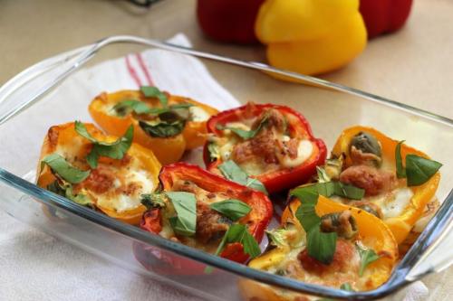 Запеченные половинки перца с сырно-овощной начинкой