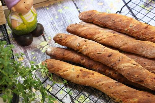 Хлебные палочки с оливками и сыром