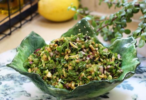 Салат с зеленью, клюквой и орехами