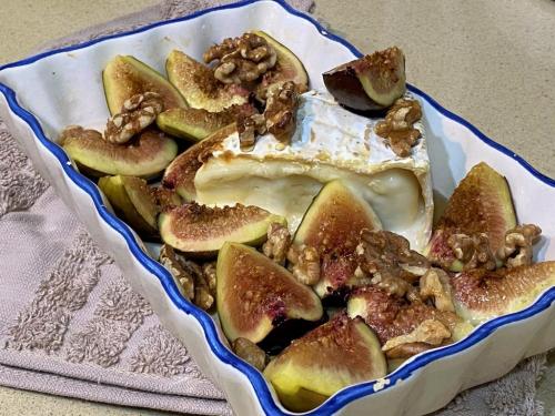 Запеченный бри с инжиром