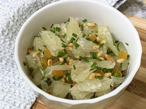 Салат с помело, изюмом и кедровыми орехами