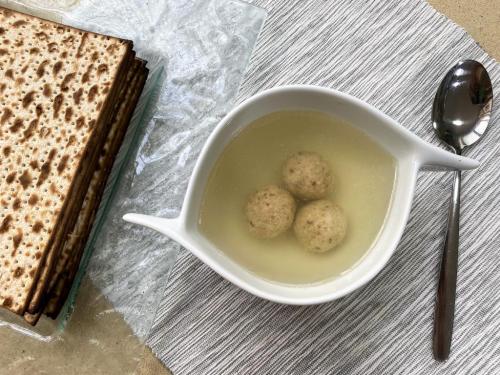 Кнейдалах из мацовой муки с миндалем