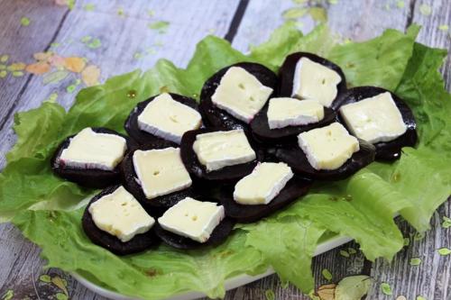 Закуска из свеклы с сыром камамбер